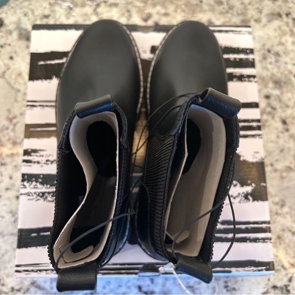Dolce Vita Women's LEIGHA Chelsea Lightweight Ankle 1.25" Heel Boot Black 8 MOTO - Picture 9 of 10